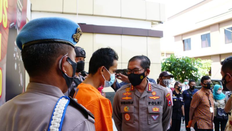 Kapolresta Sidoarjo Kombes Pol Sumardji saat mewancarai tersangka guru cabul di Mapolresta Sidoarjo, Jumat (11/6/2021)