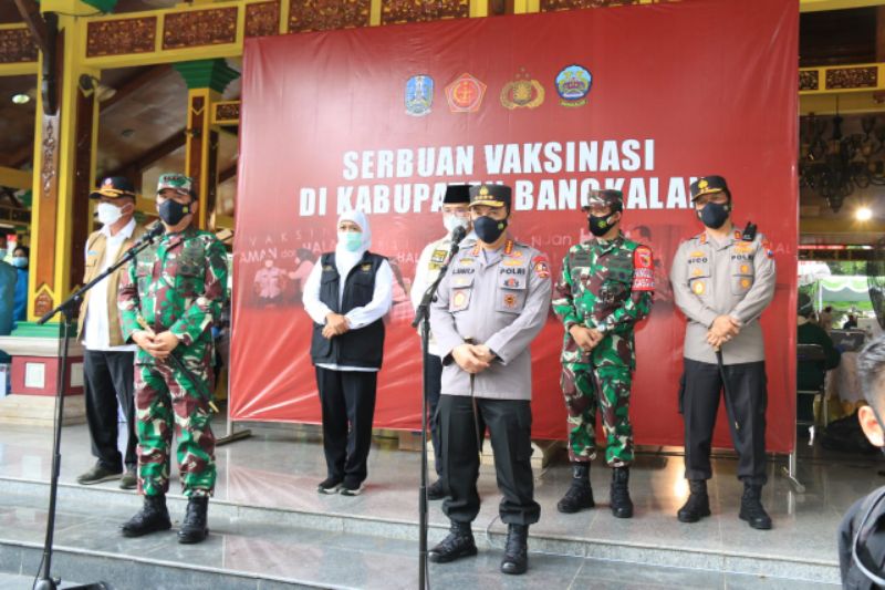 Kapolri jenderal Pol.Listyo Sigit Prabowo dan Panglima TNI Marsekal TNI Hadi Tjahjanto meninjau vaksinasi di Bangkalan, Sabtu (12/6/2021)