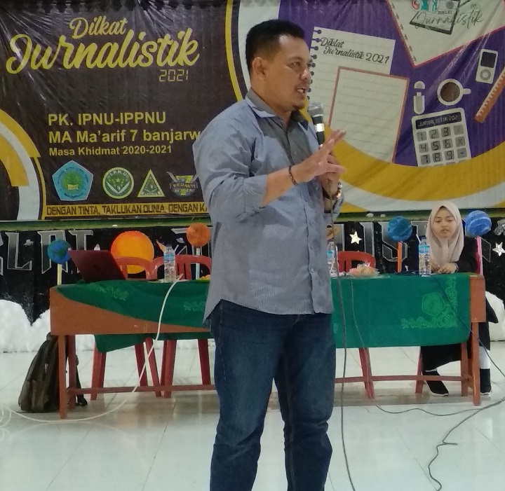 Muhajirin Wartawan Surabaya Pagi tengah memberi materi cara menulis berita dengan baik dan benar. SP/ MUHAJIRIN KASRUN 