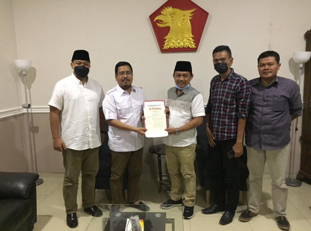 Ketua DPC Gerindra Kota Kediri terpilih Katino (kanan peci hitam) saat menerima SK Ketua dari DPD Gerindra Provinsi Jawa Timur. 