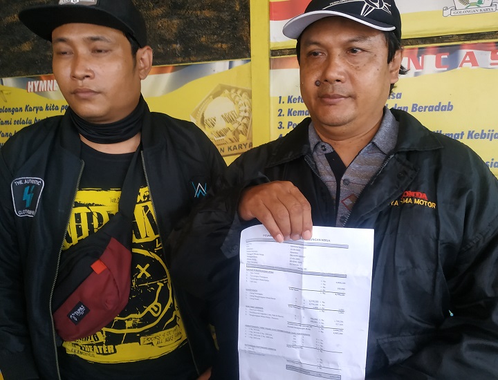 Dua karyawan yang kena PHK PT Prima Alloy Steel. SP/Sugeng Purnomo