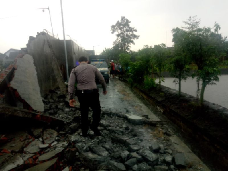 Polisi melakukan olah TKP.