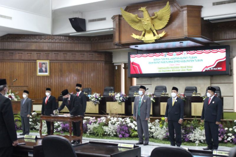 kegiatan Serah terima jabatan (Sertijab) Bupati dan wakil bupati periode 2021-2026 dilakukan di gedung Dewan perwakilan rakyat daerah ( DPRD) Kabupaten Tuban. Jum'at (25/6/21).