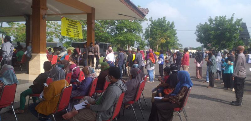 Suasana Vaksin Masal, bahkanbrela berdiri antri untuk mebdapatkan Suntikan Vaksinasi.dan penyerahan Doorprice.