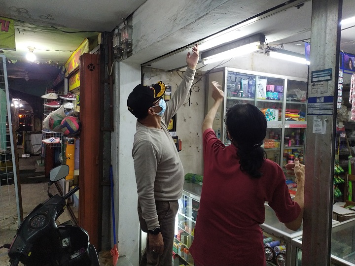 Dodot membantu penjaga toko untuk segera berkemas menutup lapaknya. SP/Anggadia Muhammad