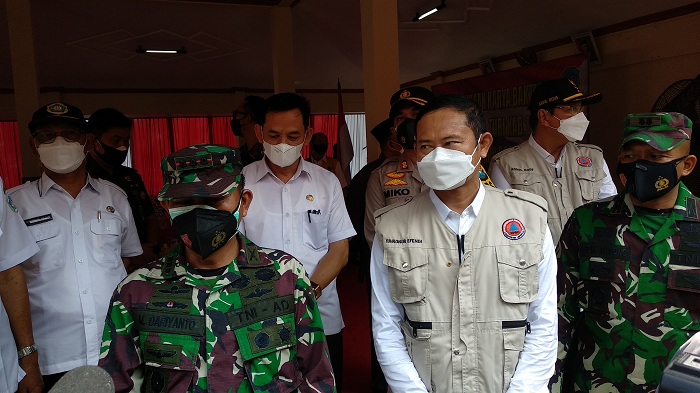 Darem 082/CPYJ. Mojokerto, Kol. Inf. Muhammad Dariyanto bersama bupati dan Dandim saat diwawancarai awak media.SP/ MUHAJIRIN KASRUN