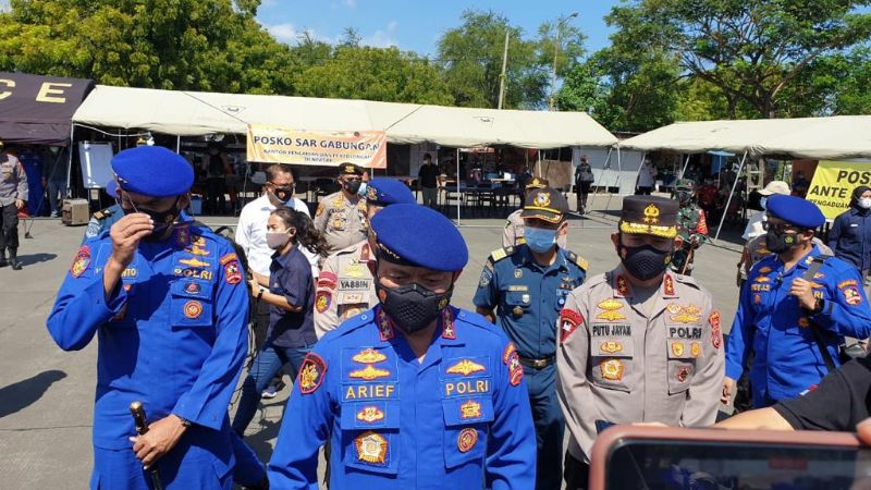 Kabaharkam Polri Komjen Pol. Arief Sulisyanto bersama Kapolda Bali  Irjen Pol. Putu Jayan Danu Putra, S.H, M.Si melihat evakuasi tenggelamnya kapal di Gilimanuk, Rabu (30/6/2021)