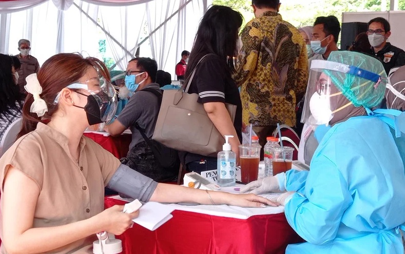 Stok vaksin di Surabaya masih ada 3.000 dosis, dan itu untuk instansi tertentu. Maka, vaksinasi COVID-19 bagi masyarakat umum dan anak-anak dosis pertama dihentikan untuk sementara. SP/IST