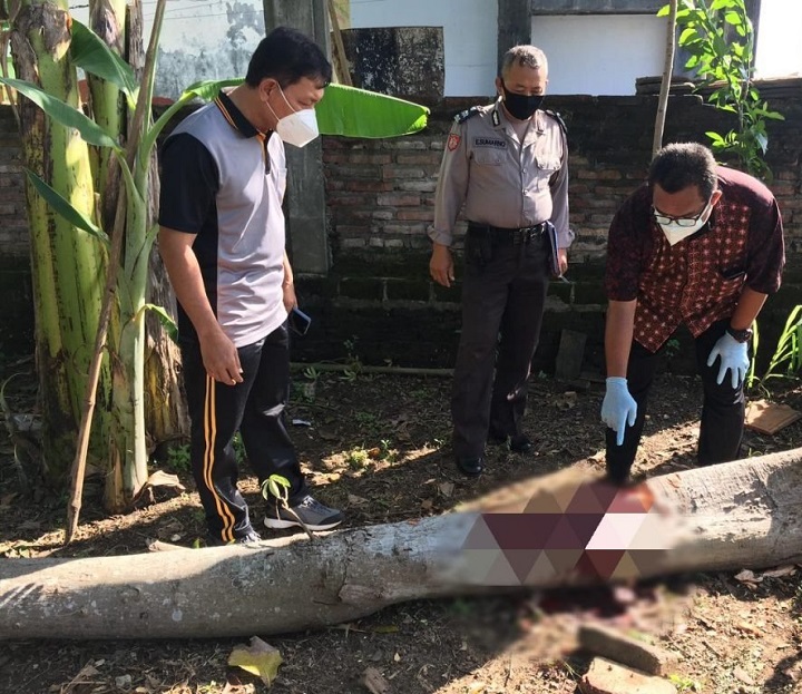 Petugas saat melakukan olah TKP di lokasi kejadian.