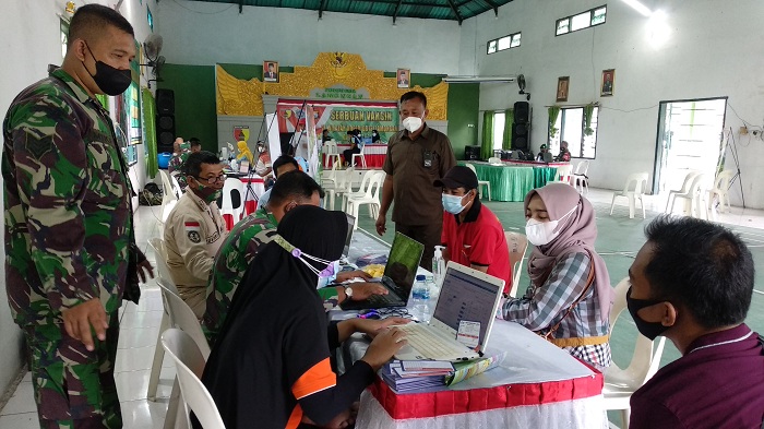 Petugas saat mendaftar warga yang ingin vaksin.SP/MUHAJIRIN KASRUN