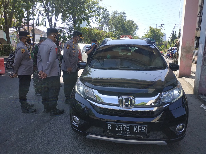 Kapolresta Sidoarjo Kombes Pol Kusumo Wahyu Bintoro saat menanyai pengemudi luar kota. SP/Sugeng Purnomo
