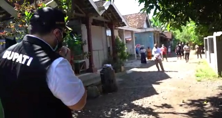 Bupati Kediri Hanindhito Himawan Pramana atau sering disapa Mas Bub Ditho mengunjungi dan menyapa warga yang menjalani isolasi mandiri di Desa Jati Kecamatan Tarokan