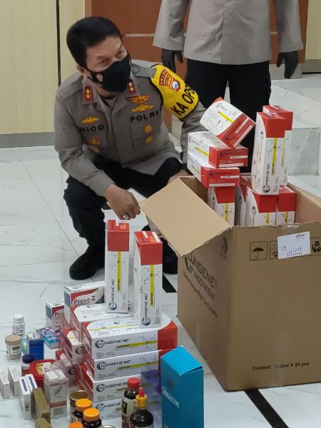 Kapolda Jatim Irjen Pol Nico Afinta merealeas dugaan pelanggaran penjualan obat tanpa ijin, Sabtu (10/6/2021)