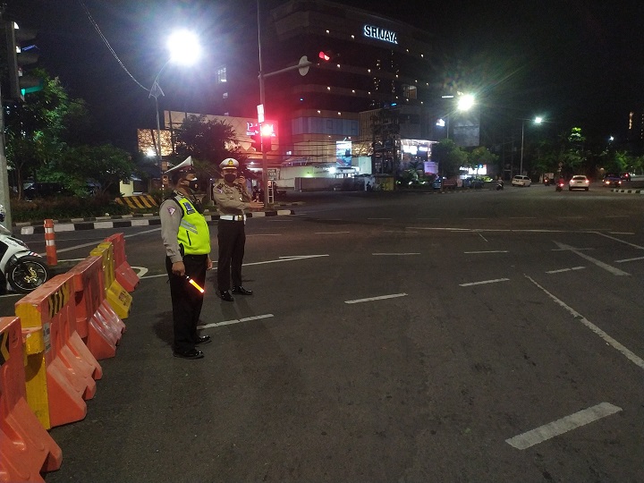 Petugas kepolisian sedang berjaga dan mengatur di penyekatan Kupang Indah. SP/Anggadia Muhammad