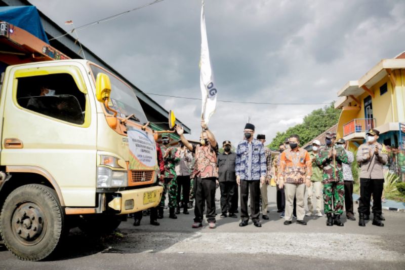 Bupati Jember Hendy Siswanto melepas pendistribusian bantuan sosial dari Kemensos RI berupa paket beras.