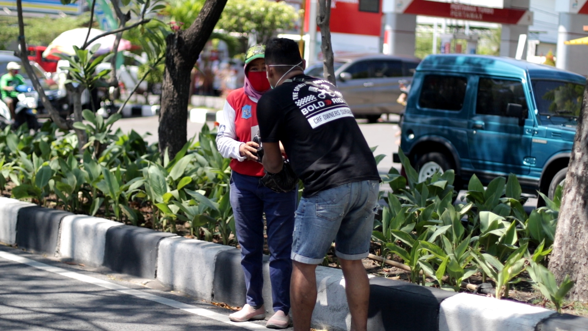 Anggota Komunitas Surabaya serahkan daging qurban ke tukang sapu jalanan