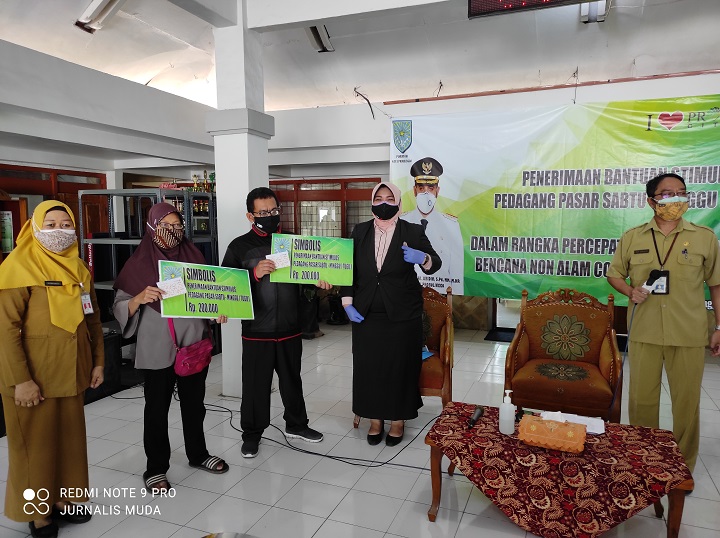 Tampak Kepala DKUPP Berikan Bantuan Secara Simbolis. SP/KURNIAWAN