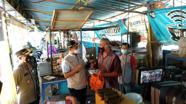 Bupati saat menyalurkan sembako ke pedagang PK5. SP/MUHAJIRIN KASRUN