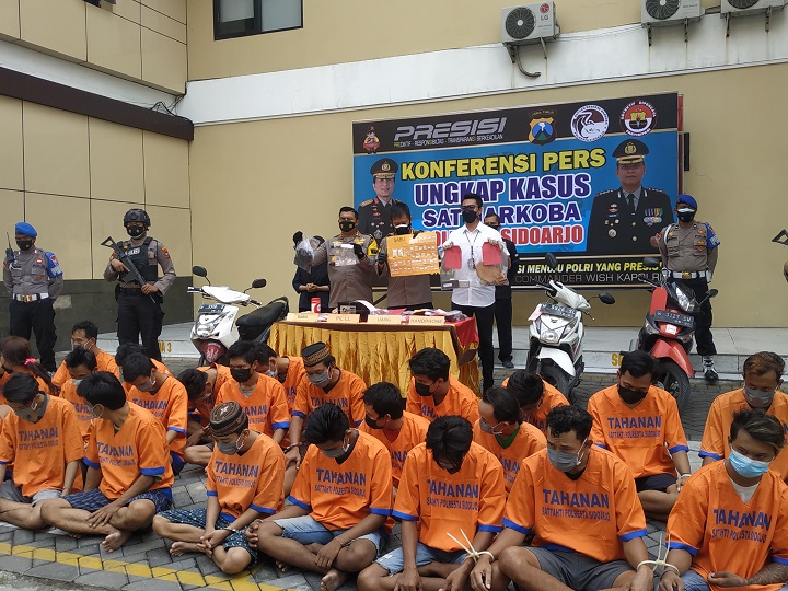 Polresta Sidoarjo saat merilis hasil tangkapan peredaran narkoba selama 1 bulan di Sidoarjo. SP/Sugeng Purnomo 