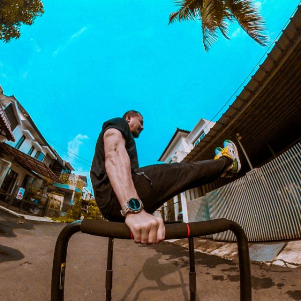 Volland Humonggio, aktor yang juga dikenal sebagai sosok yang gemar melakukan kegiatan olah tubuh seperti silat, capoeira, parkour, hingga kickboxing, membagikan kiat mengusir rasa malas bergerak.