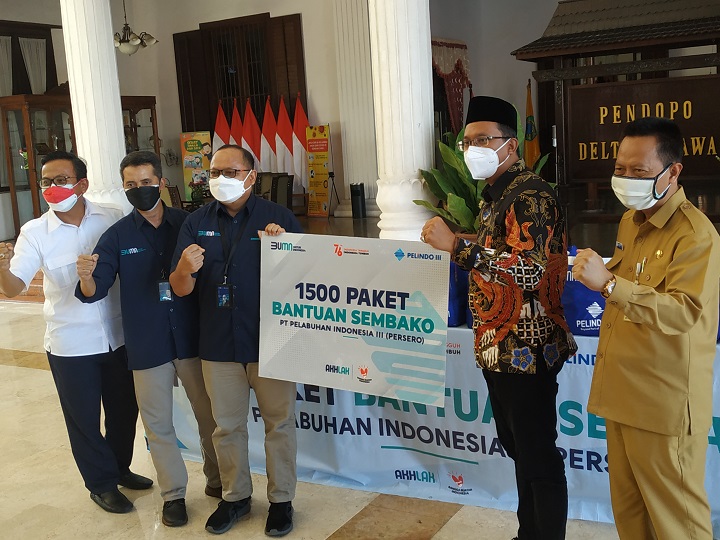 Penyerahan bantuan secara simbolis di pendopo Delta Wibawa, Senin (9/8/2021). SP/Sugeng Purnomo
