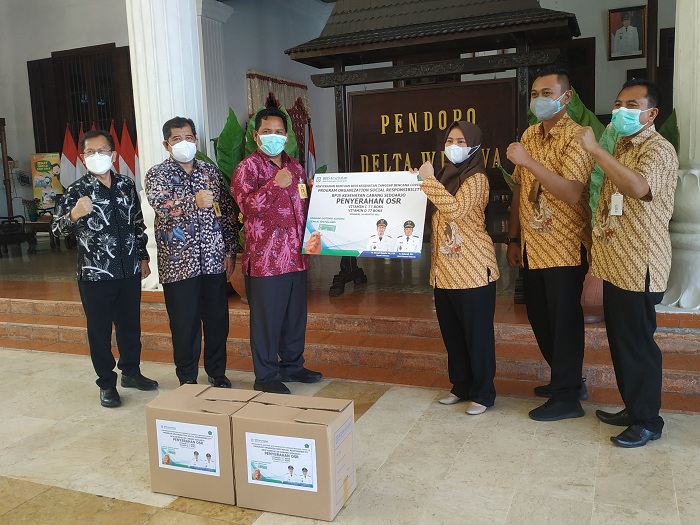 Bantuan yang diserahkan langsung oleh Kepala BPJS Kesehatan Cabang Sidoarjo Yessy Novita . SP/SUGENG