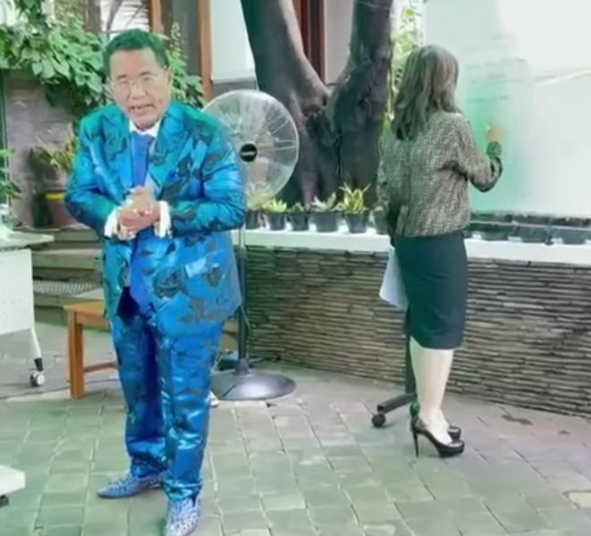 Hotman Paris saat mengumumkan perkaranya dengan Kopi Kenangan.