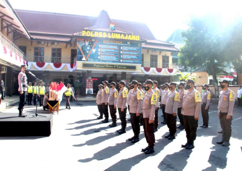 Polres Lumajang menggelar apel baksos pendistribusian bendera merah putih, Senin (16/8/2021).