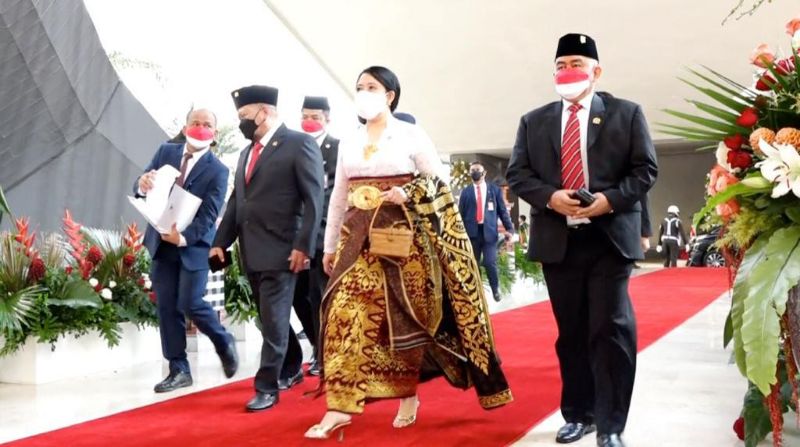 Ketua DPR RI Puan Maharani tampil turut mengenakan baju adat ketika menghadiri Sidang Tahunan MPR RI di Gedung Nusantara, Senayan, Jakarta, Senin (16/8/2021).
