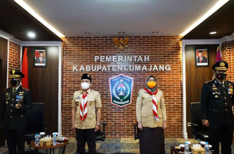 Kapolres Lumajang AKBP Eka Yekti Hananto Seno, S.I.K, M.Si bersama Forkopimda mengikuti kegiatan Video Conference  Upacara Peringatan hari Pramuka ke-60 Tingkat Provinsi Jawa Timur.