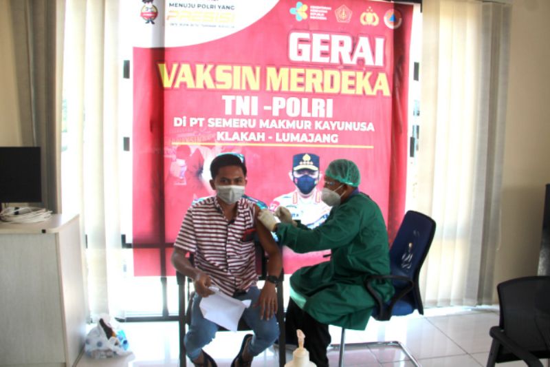 Kapolres Lumajang AKBP Eka Yekti Hananto Seno, S.I.K., M.Si meninjau langsung pelaksanaan vaksinasi Covid-19 di Perusahaan PT Semeru Makmur kayu Nusa, Kecamatan Klakah, Kabupaten Lumajang, Minggu (15/8/2021).