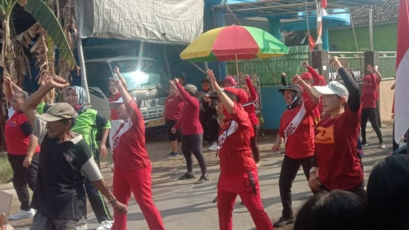 Warga RT 09/RT 10 RW 02 Desa Dukuhsari, Kecamatan Jabon, Kabupaten Sidoarjo, mengikuti acara Senam Sehat.