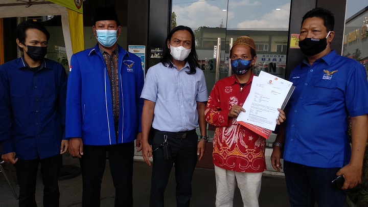 Pengurus Demokrat Lamongan bersama Advokat menunjukkan laporan resmi di Polres Lamongan. SP/MUHAJIRIN 