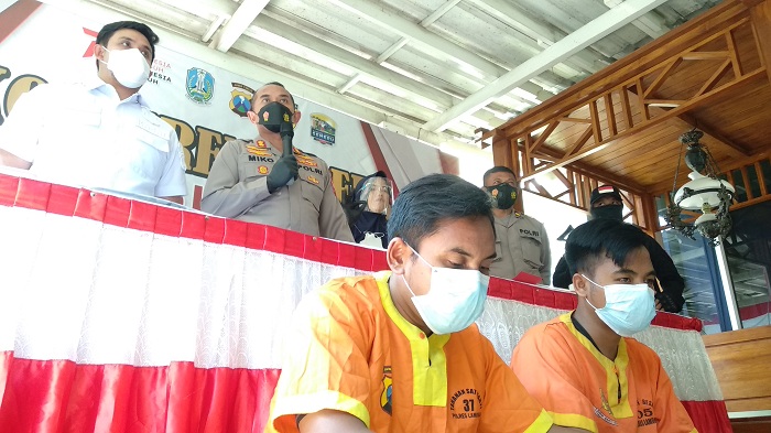 Kapolres menunjukan barang bukti hasil kejahatan yang dilakukan pelaku.SP/MUHAJIRIN KASRUN