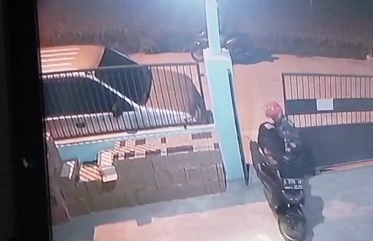 Tangkapan layar rekaman CCTV yang menunjukkan pelaku tengah membawa kabur motor milik warga.