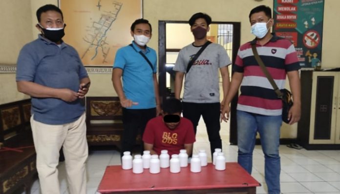 Petugas mengamankan pelaku berikut barang bukti.