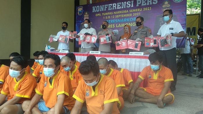 Kapolres bersama Kasatnarkoba dan Kasubag Humas menunjukan barang bukti narkoba.SP/MUHAJIRIN 