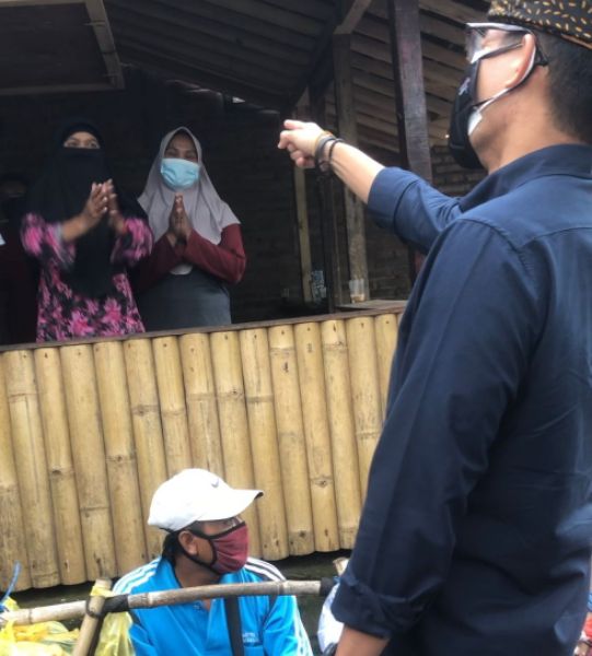 Sandiaga Uno menyapa penjual di Banyuwangi.