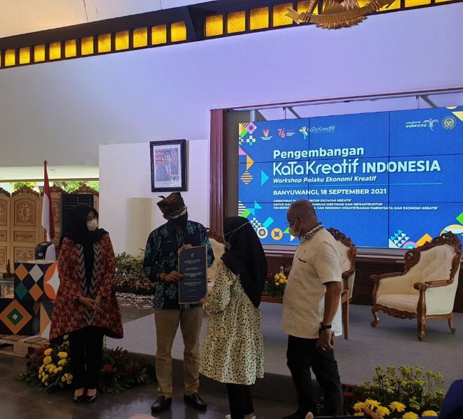 Menteri Pariwisata dan Ekonomi Kreatif Sandiaga Salahudin Uno menyerahkan secara simbolik BIP JPU kepada  orang penerima di kabupaten Banyuwangi dari 800 penerima seluruh Indonesia. 