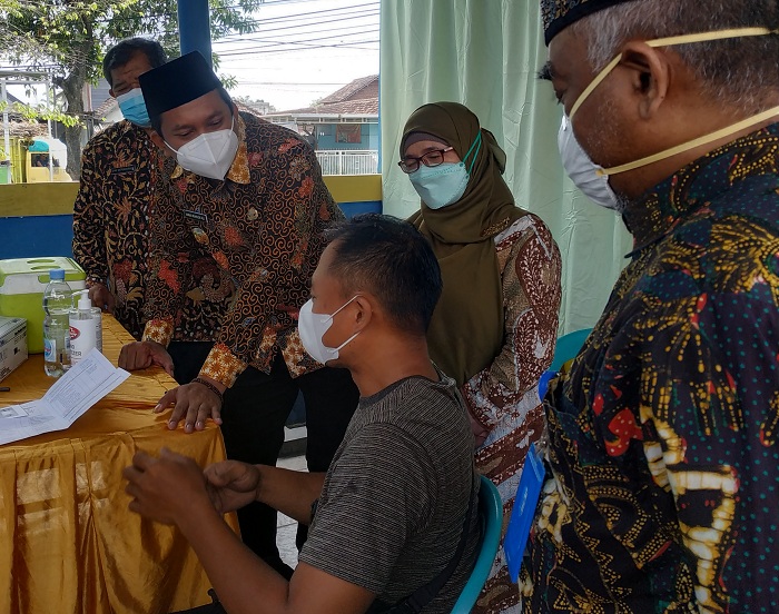 Bupati Sidoarjo H.Muhdlor meninjau sekaligus membuka pelaksanaan vaksinasi massal yang ketiga kali di RS Aisyiyah Siti Fatimah Tulangan,  Kamis (23/9/2021). SP/SUGENG