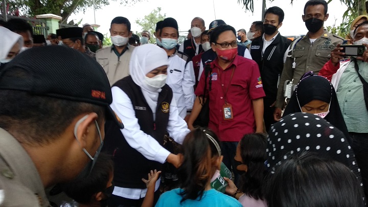 Gubernur Jawa Timur Khofifah Indar Parawansa saat memberikan peralatan buku kepada anak-anak di Sumurgenuk. SP/MUHAJIRIN KASRUN