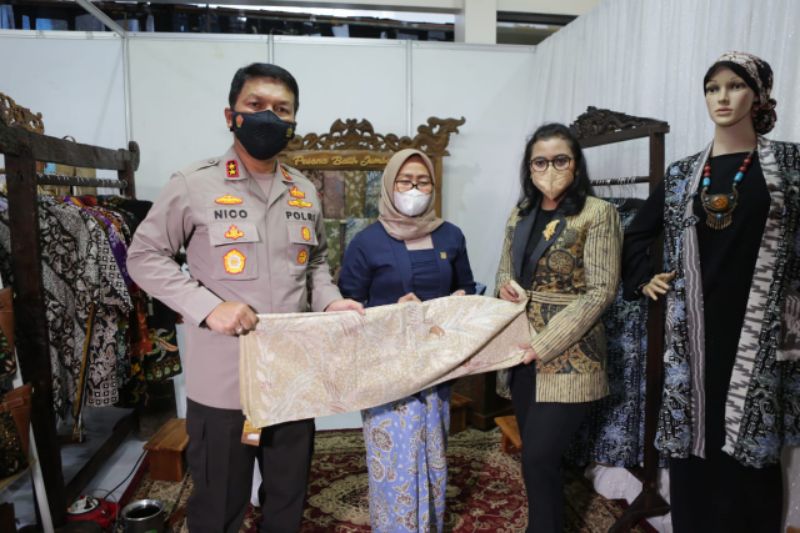 Launching aplikasi marketplace Balanjha.com yang berisi produk-produk UMKM binaan Bhayangkari Jatim,