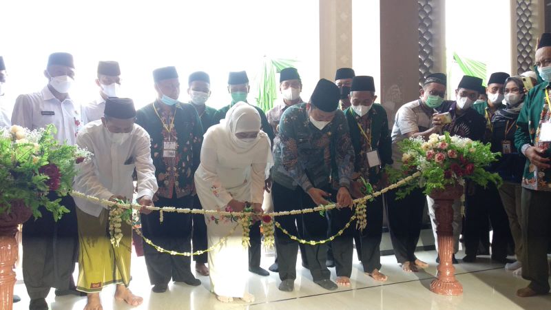 Gubernur Jawa Timur Khofifah Indar Parawansa bersama bupati memotong pita menandai peresmian Masjid Al Ikhlas Desa Moropelang.
