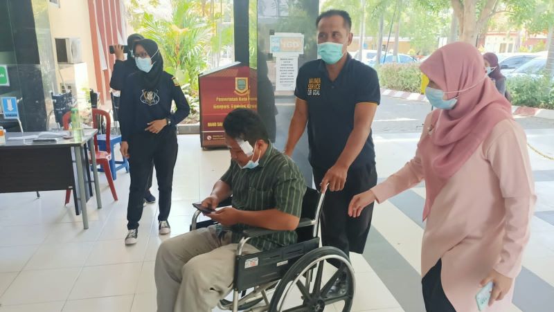 Angga saat dibawa ke RSUD dr Wahidin Sudiro Husodo untuk dilakukan perawatan.