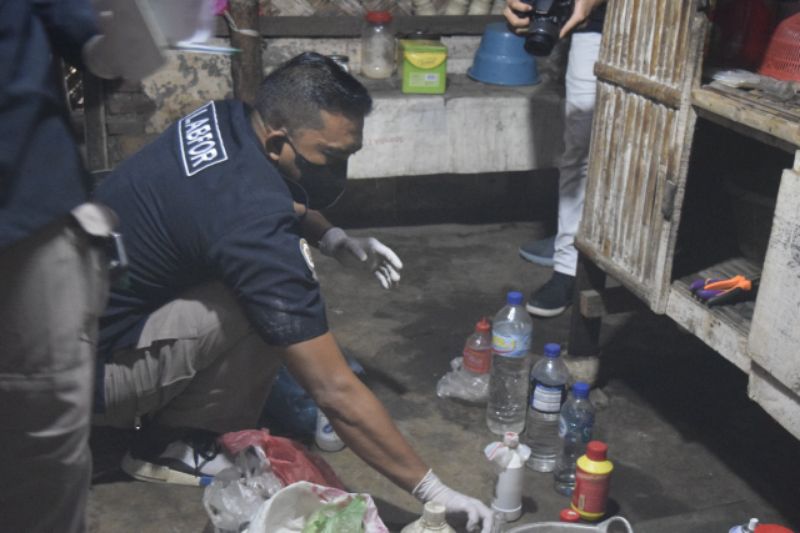 Polisi saat melakukan olah TKP.