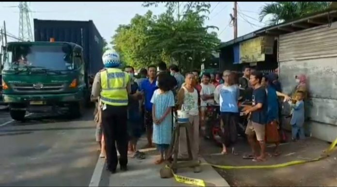 Warga mengerumuni lokasi tempat ditemukannya korban tewas.
