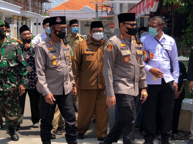 Kapolres Pasuruan AKBP Erick Frendiz, S.I.K, M.Si, menghadiri acara pelepasan dan pemberangkatan Kafilah Musabaqoh Tilawatil Qur'an (MTQ) tingkat Provinsi Jatim di Pendopo Kabupaten Pasuruan, Selasa (2/11/2021).