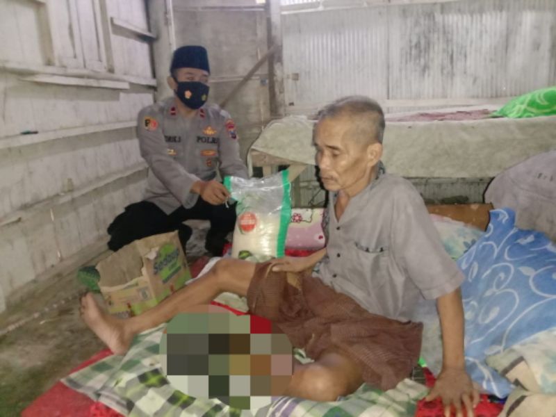 Bhabinkamtibmas Desa Rong Dalam Bripka Khoirul Anam SH langsung melakukan pengecekan dan mendatangi rumah warganya.
Sadiman.