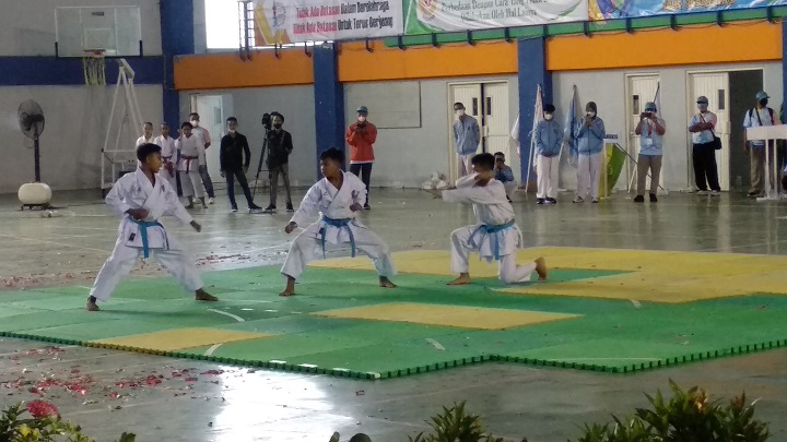 Penampilan pencak silat ini salah satunya sebagai penghibur dalam pembukaan Kejurkab. SP/MUHAJIRIN KASRUN