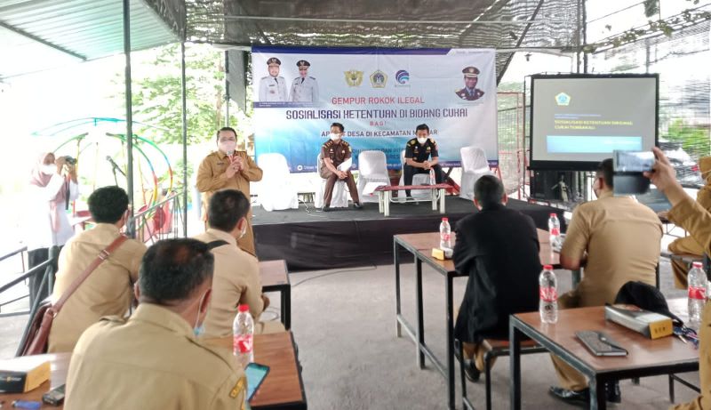 Suasana sosialisasi ketentuan dibidang cukai yang digelar Dinas Kominfo Gresik. Nampak Sekdin Kominfo Hari Syawaluddin (berdiri) memberi sambutan pembukaan, dan dua narasumber Ari Munandar dari bea cukai dan Nugroho Tanjung dari Kejari Gresik. SP/Grs